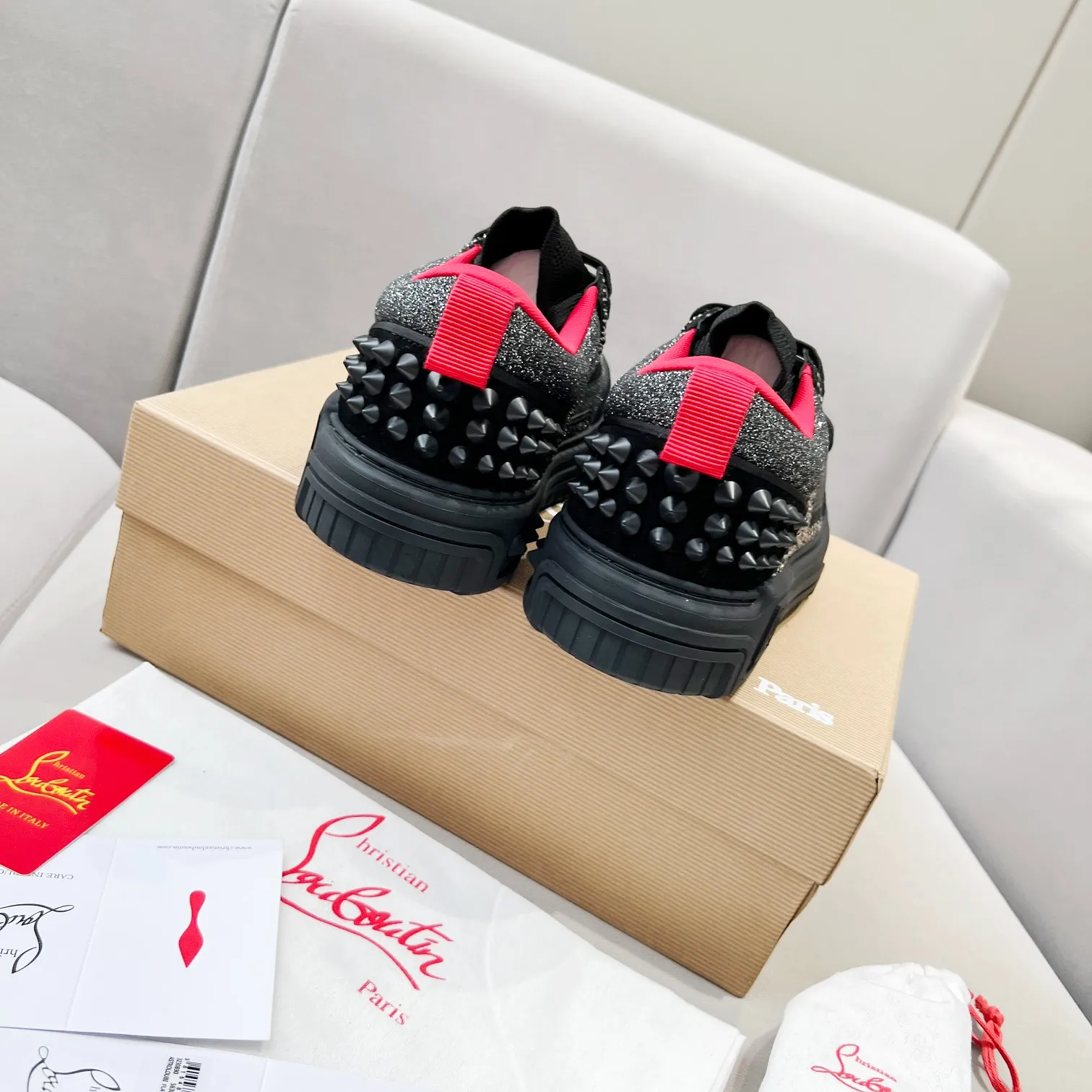 Men's clothing and shoes 💰760. Diamond face 🌹🌹🌹̋ Wang Junkai Yang Mi Xu Kai Zhang Jingyi Ding Chengxin Chen Muchi Wang Ziyi Same style Christian Louboutin Road Platinum 2024 [New product] Diamond face ASTROLOUBI Unisex thick-soled sports shoes red-soled shoes perfectly integrate fashion and sports, The fabrics are made of luxurious calfskin, soft suede, smooth satin and laminated leather, and the back is decorated with classic rivets. The interior is blended with a knitted tongue for added durability, breathability and quick-drying comfort. The outsole is made of a combination of EVA foam and imported rubber, and the colorful CL iconic letters on the side of the outsole show the brand's unique style. It is a ceiling-level comfortable skate shoe! ! ! Multiple colors available, currently male and female sizes 35--44